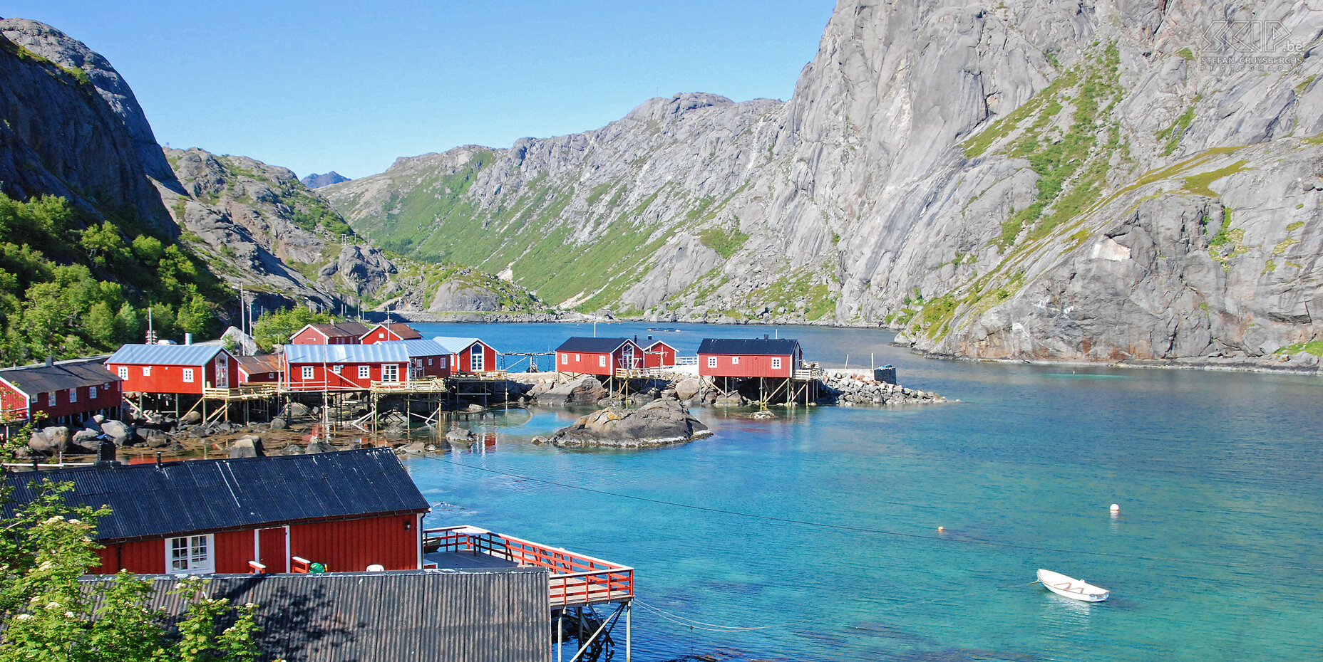 Nusfjord From Itresand we took a taxi to Nesland. There we started a walk along the coast in the direction of Nusfjord. The village of Nusfjord is on the UNESCO world heritage list. The whole village has been bought up by a hotel chain who have converted the old rorbus into accomodation.  Stefan Cruysberghs